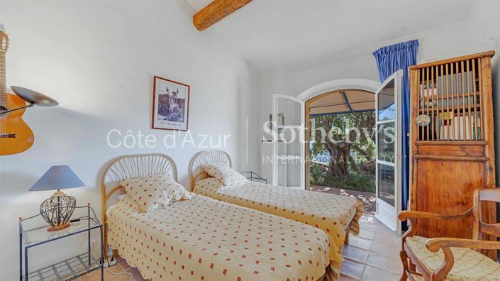 Image No.13-7 Bed Property for sale