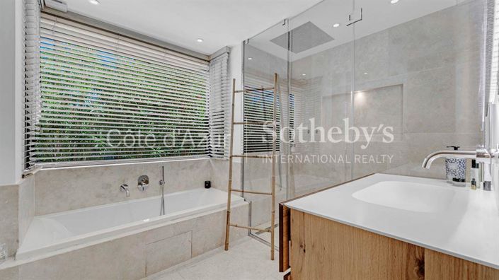 Image No.16-4 Bed Property for sale