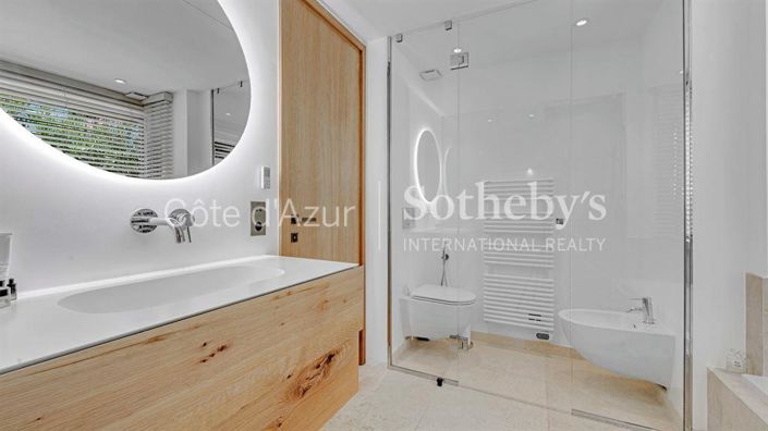 Image No.17-4 Bed Property for sale