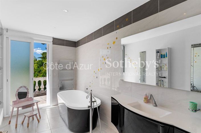 Image No.12-5 Bed House for sale