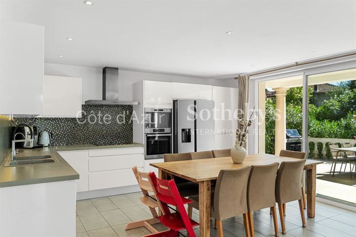 Image No.8-5 Bed House for sale