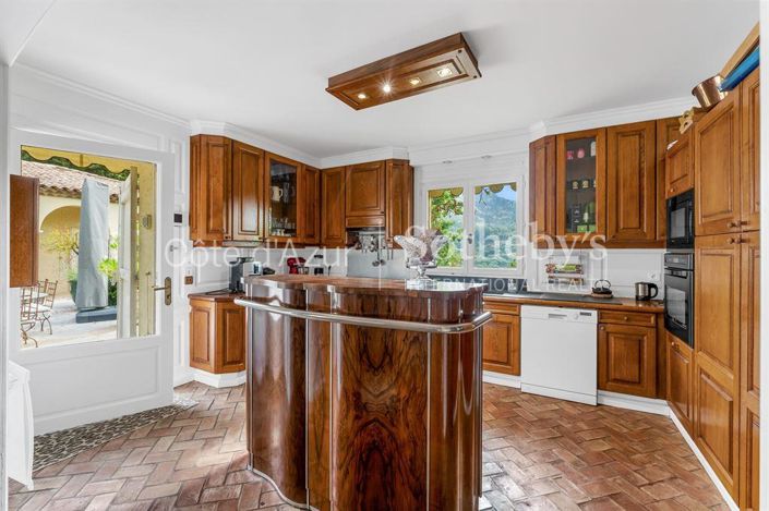 Image No.12-5 Bed Property for sale