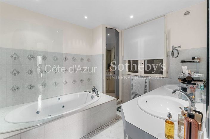 Image No.15-5 Bed Property for sale