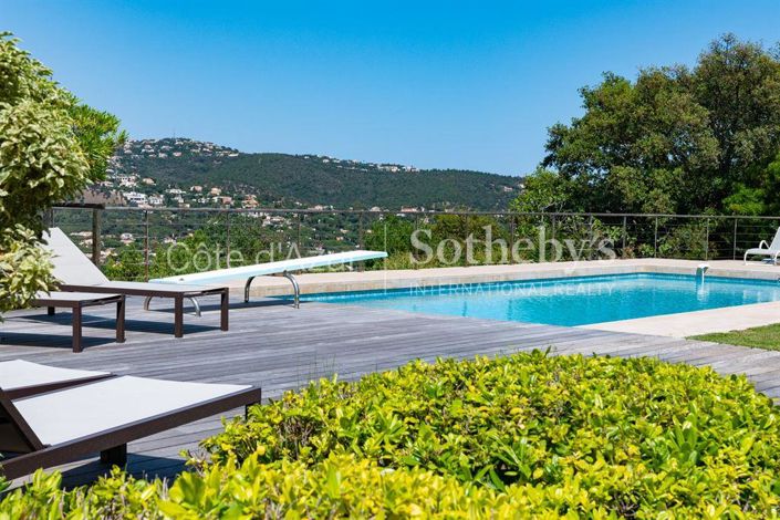 Image No.10-7 Bed Property for sale