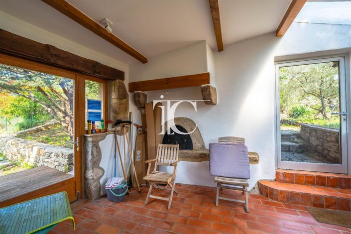 Image No.16-6 Bed House for sale