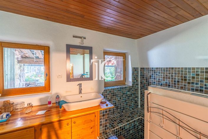 Image No.8-6 Bed House for sale