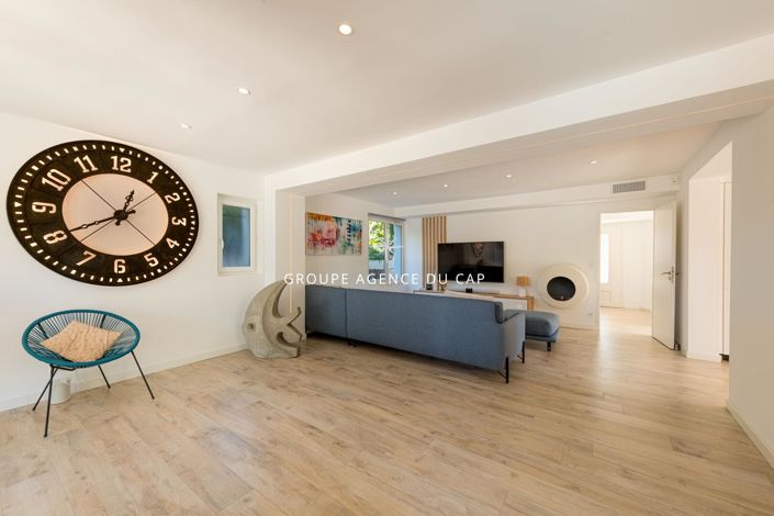 Image No.4-6 Bed House for sale