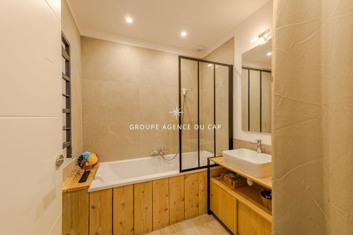 Image No.6-6 Bed House for sale