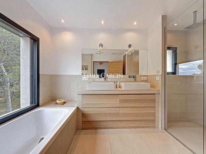 Image No.8-6 Bed House for sale