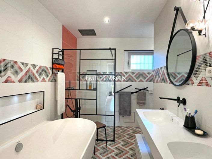 Image No.9-5 Bed House for sale