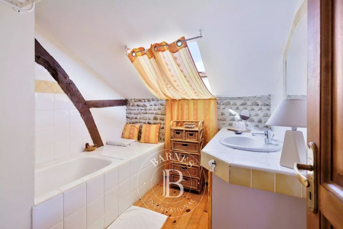 Image No.38-10 Bed House for sale