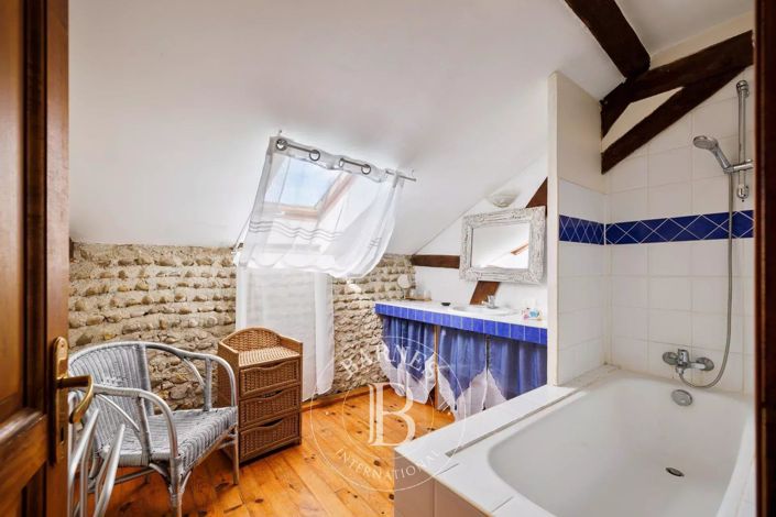 Image No.42-10 Bed House for sale