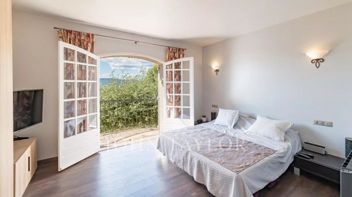 Image No.18-6 Bed House for sale