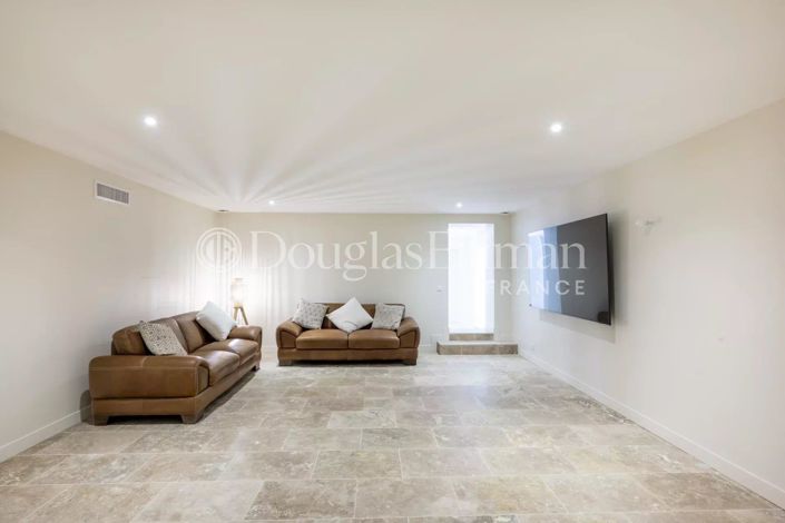 Image No.16-6 Bed House for sale