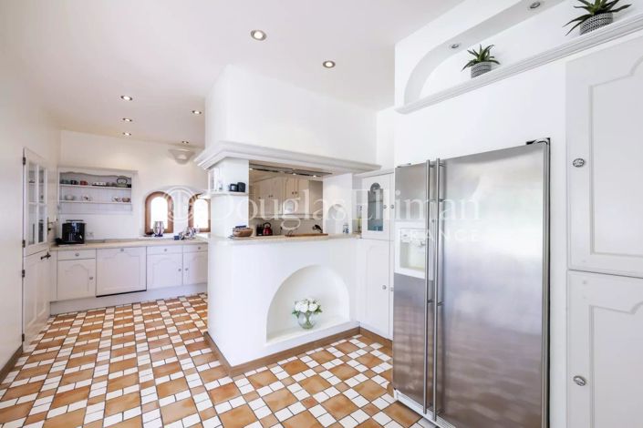 Image No.8-6 Bed House for sale