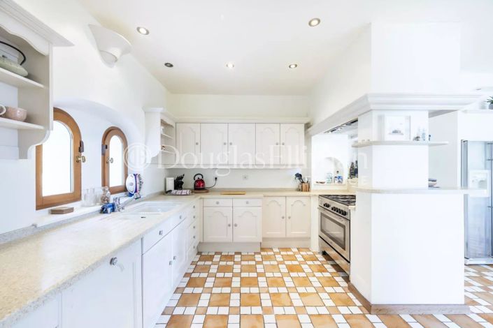 Image No.9-6 Bed House for sale