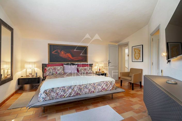 Image No.8-5 Bed House for sale