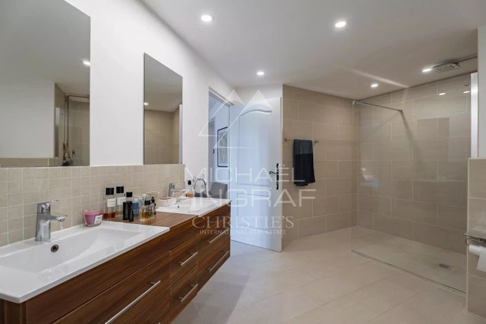 Image No.9-5 Bed House for sale