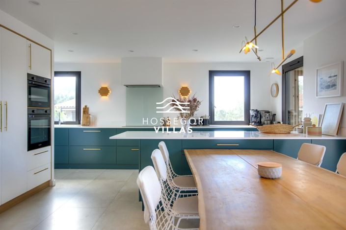 Image No.8-6 Bed House for sale