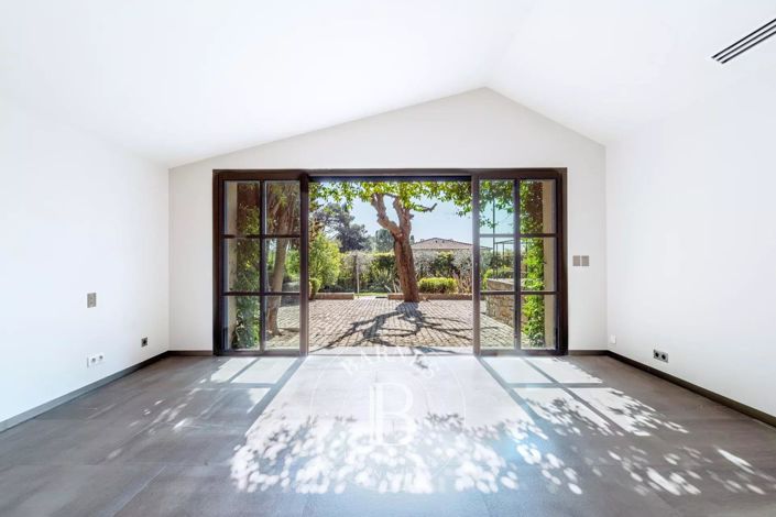 Image No.10-4 Bed House for sale