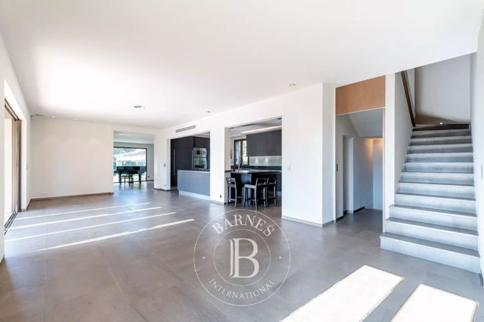 Image No.8-4 Bed House for sale