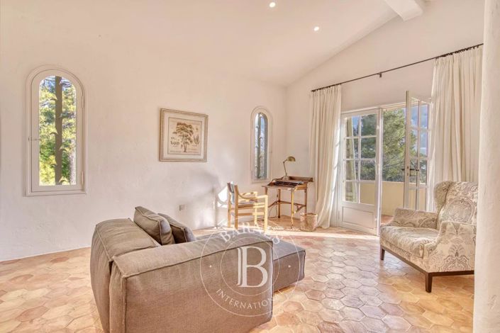 Image No.12-5 Bed House for sale