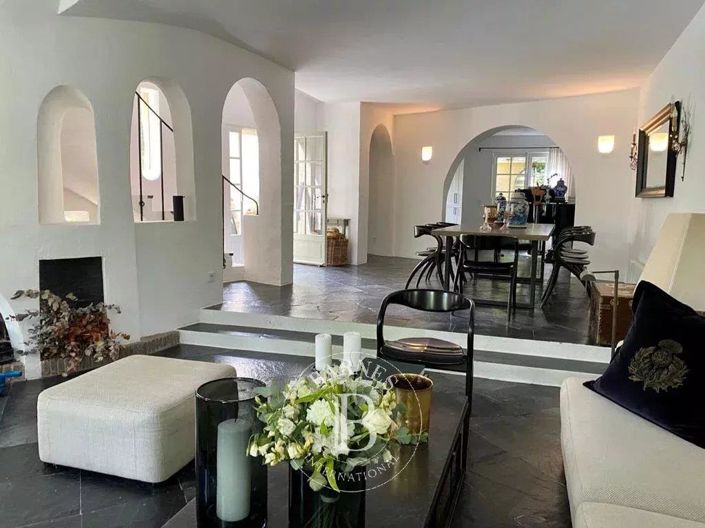 Image No.6-5 Bed House for sale