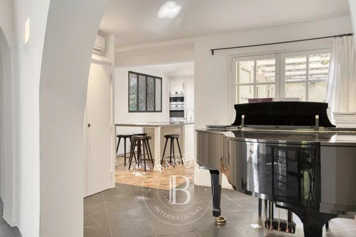 Image No.9-5 Bed House for sale