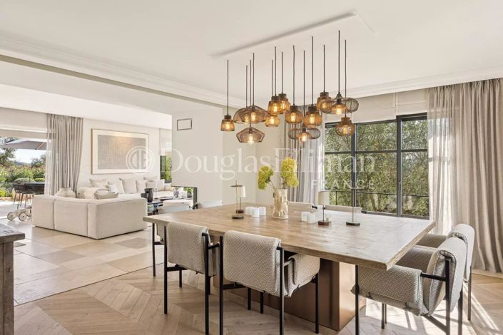 Image No.8-5 Bed House for sale