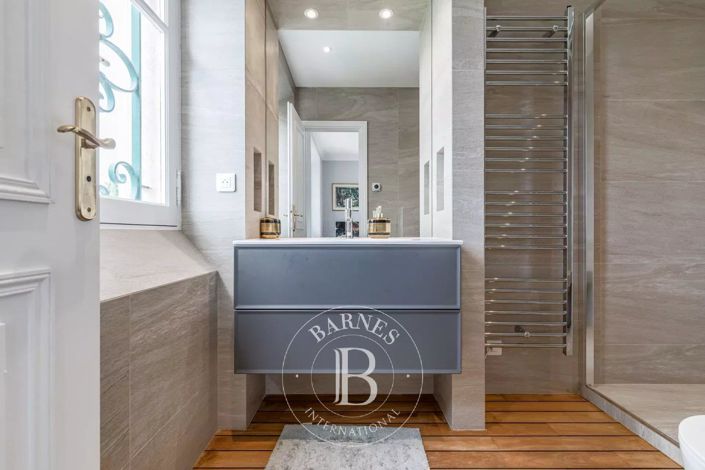 Image No.7-6 Bed House for sale