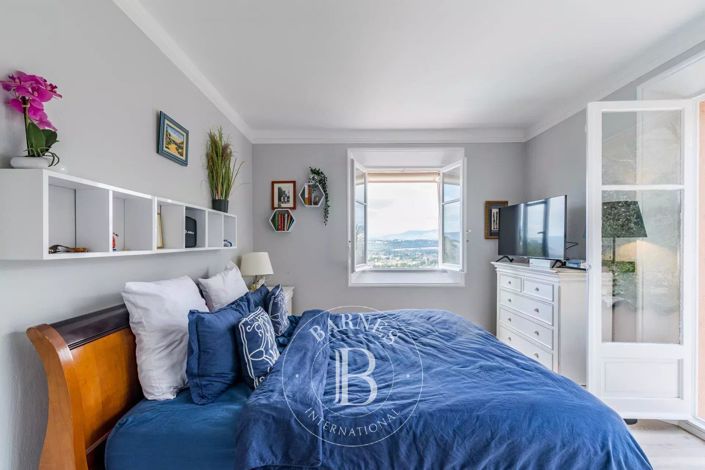 Image No.8-6 Bed House for sale