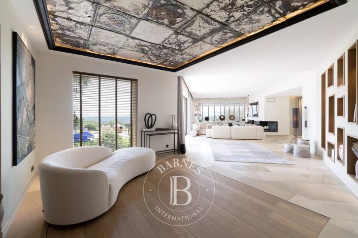 Image No.3-5 Bed House for sale