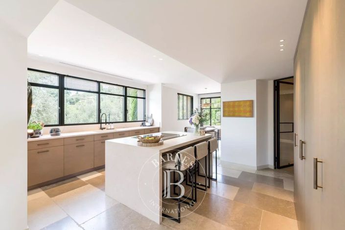 Image No.7-5 Bed House for sale