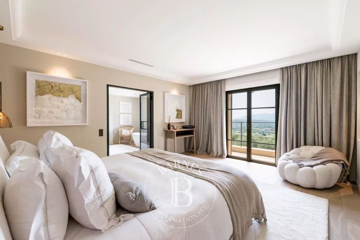 Image No.8-5 Bed House for sale