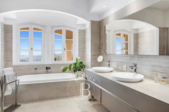 Image No.13-7 Bed House for sale