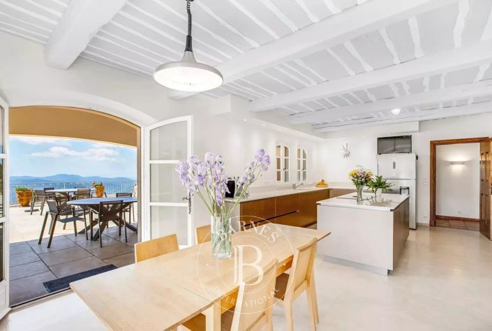 Image No.7-7 Bed House for sale