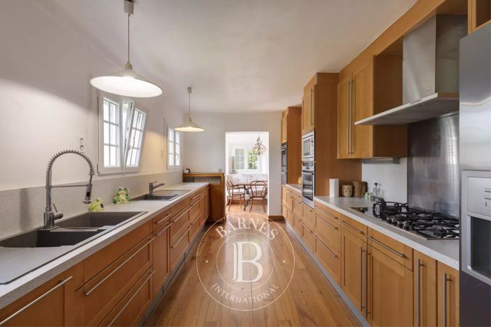 Image No.10-11 Bed House for sale