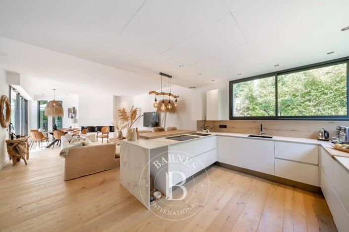 Image No.10-3 Bed House for sale