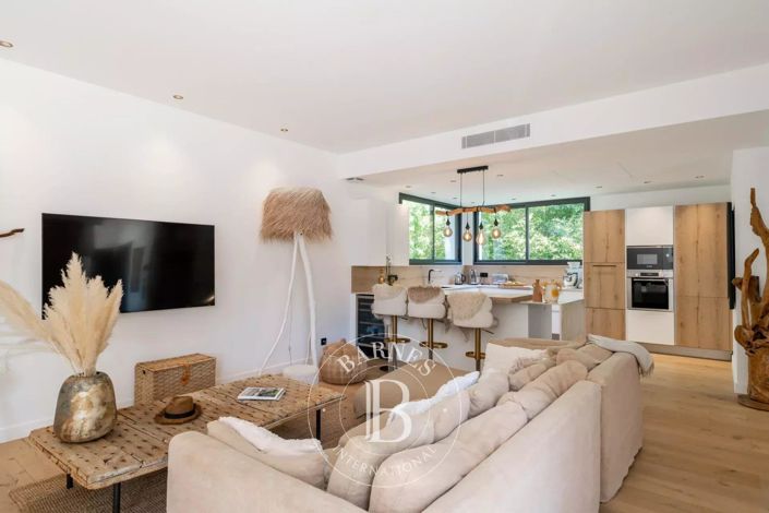 Image No.8-3 Bed House for sale