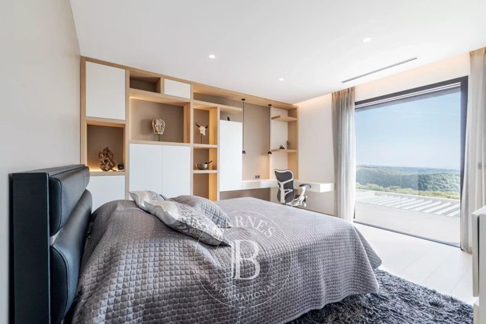 Image No.20-5 Bed House for sale