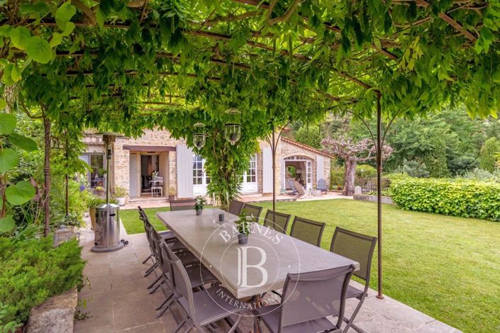 Image No.8-5 Bed House for sale