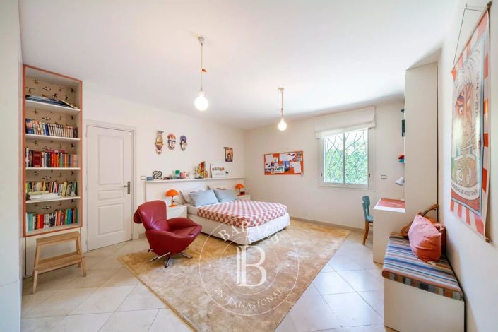 Image No.9-5 Bed House for sale