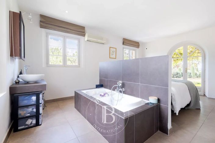 Image No.18-4 Bed House for sale