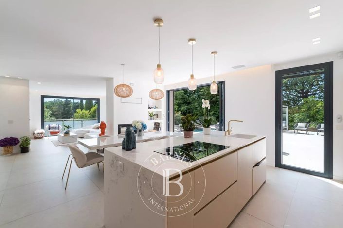 Image No.13-6 Bed House for sale