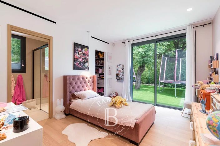 Image No.16-6 Bed House for sale