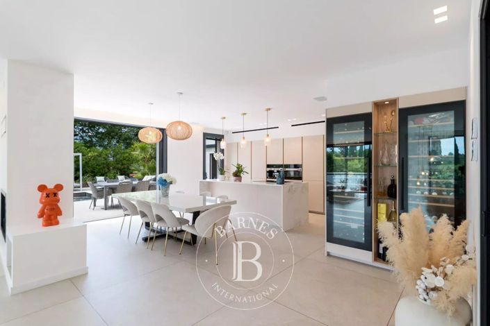 Image No.8-6 Bed House for sale