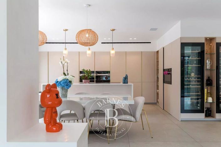 Image No.9-6 Bed House for sale