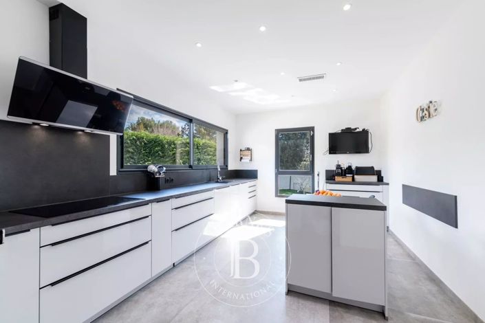 Image No.3-4 Bed House for sale