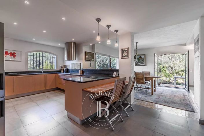 Image No.8-4 Bed House for sale