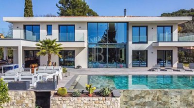 6 Bed House for sale